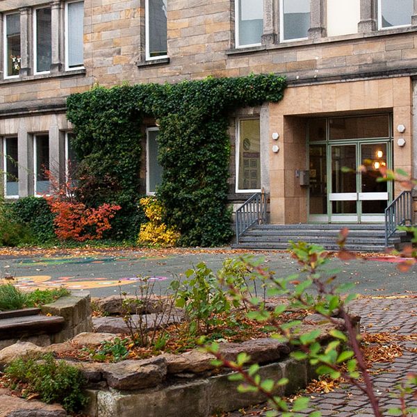 Graservolksschule Schulhof mit Blick auf den Eingang