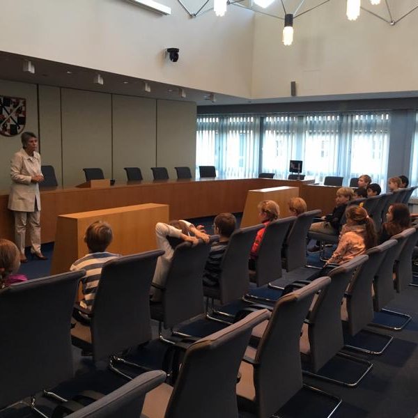 Bürgermeisterin Mark-Erbe spricht mit den Kindern der Klasse 4b