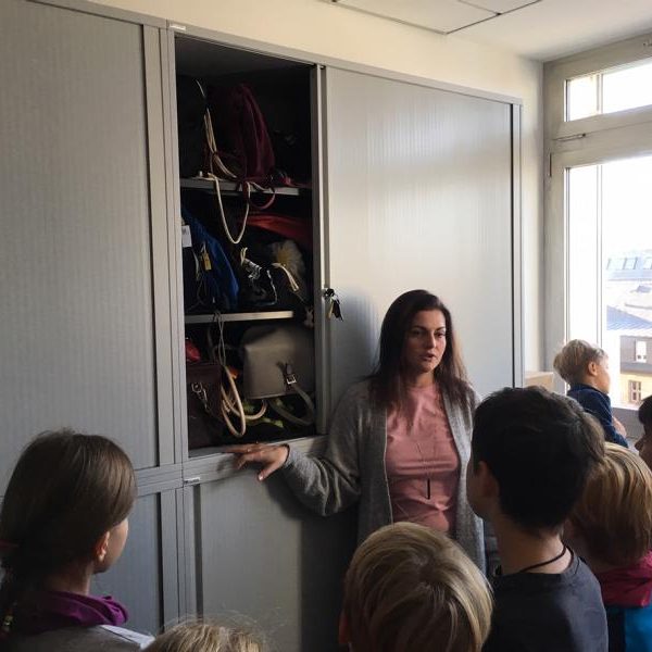Dame aus der Rathausverwaltung erklärt den Kindern die Aktenordnung
