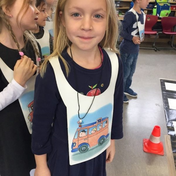 ADAC zu Besuch in der 1. Klasse - Kleines Mädchen mit Warnweste
