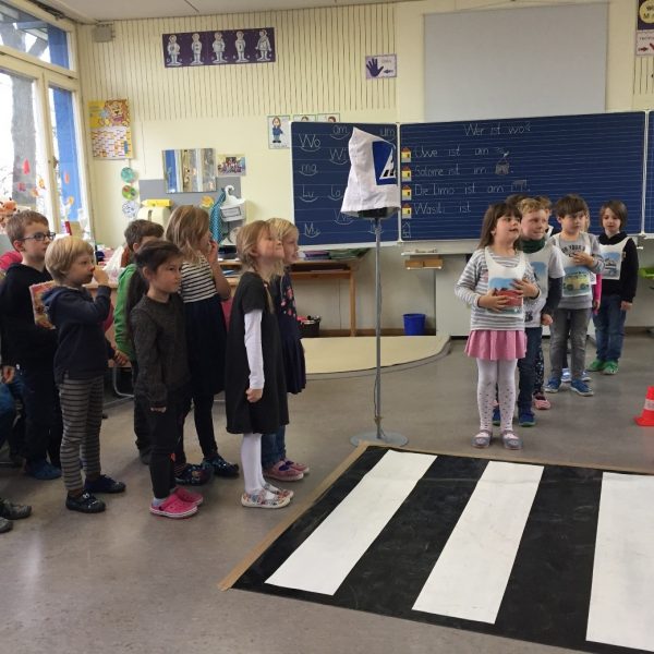 ADAC zu Besuch in der 1. Klasse - Wie überquere ich den Zebrastreifen