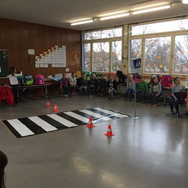 ADAC zu Besuch in der 1. Klasse - Aufbau Zebrastreifen