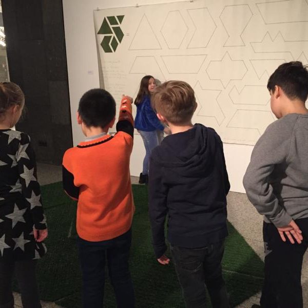 Die Klasse 4g besuchte die Kunstausstellung im Neuen Rathaus