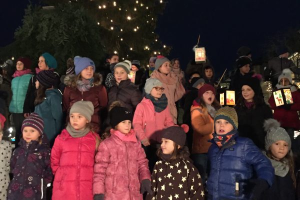 Chor und Lampionträger gemeinsam am Bayreuther Weihnachtsmarkt