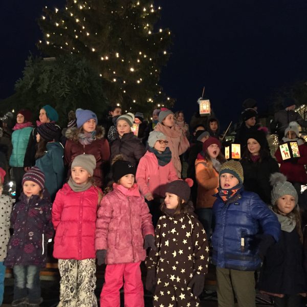 Chor und Lampionträger gemeinsam am Bayreuther Weihnachtsmarkt