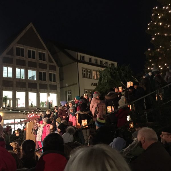 Chor und Lampionträger gemeinsam am Bayreuther Weihnachtsmarkt