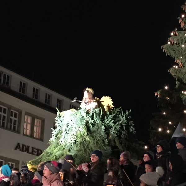Chor und Lampionträger gemeinsam am Bayreuther Weihnachtsmarkt