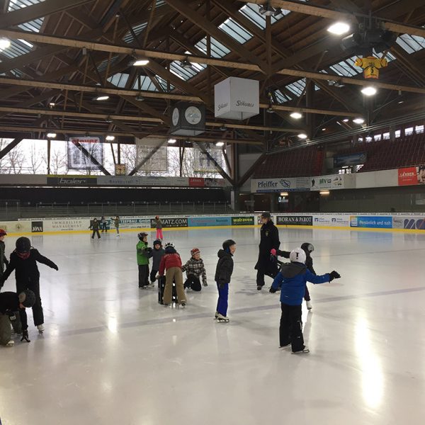 Kinder auf dem Eis im Eistadion