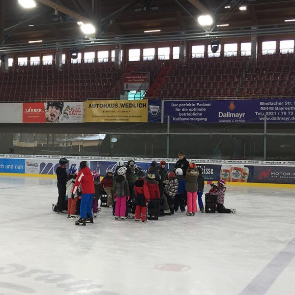 Kinder auf dem Eis im Eistadion