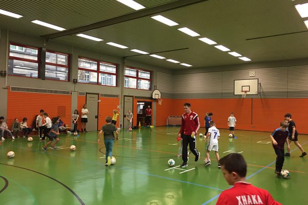 Der DFB mit den Kindern in der Sporthalle