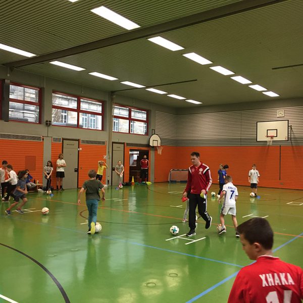 Der DFB mit den Kindern in der Sporthalle