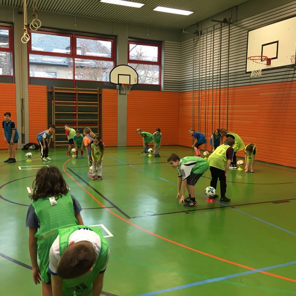 Der DFB mit den Kindern in der Sporthalle