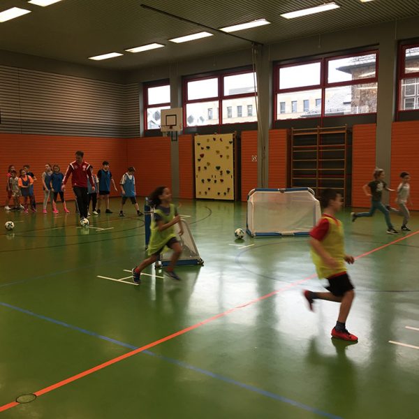 Der DFB mit den Kindern in der Sporthalle