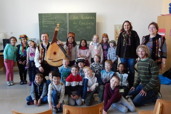 Der Musiker Roman Antonyuk aus Lviv in der Ukraine besuchte die Klassen 2g und 4g der Graserschule