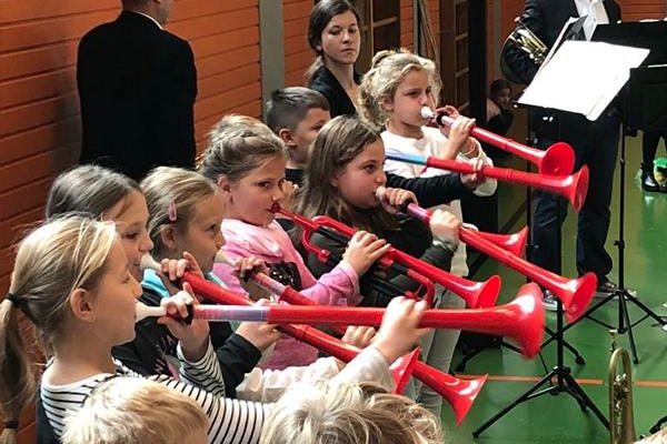 Blechbläsern der Hofer Symphoniker für ihren Besuch bei uns in der Turnhalle