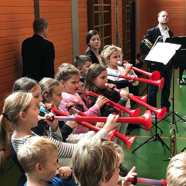 Blechbläsern der Hofer Symphoniker für ihren Besuch bei uns in der Turnhalle
