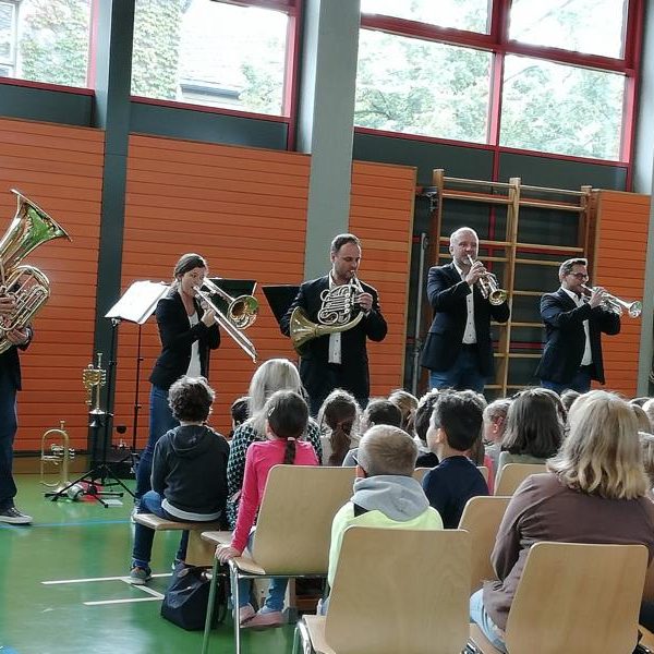 Blechbläsern der Hofer Symphoniker für ihren Besuch bei uns in der Turnhalle