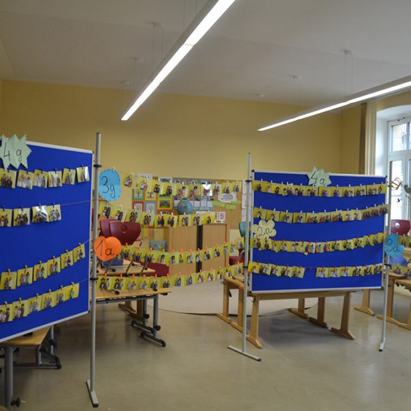 Ausstellungsraum beim Schulfest