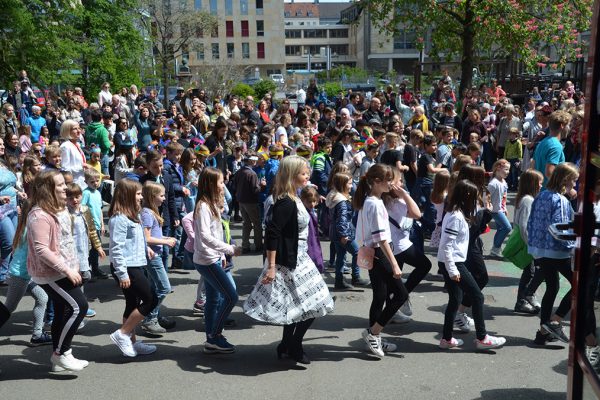 Kinder auf dem Schulhof beim Schulfest