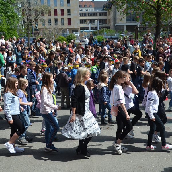 Kinder auf dem Schulhof beim Schulfest