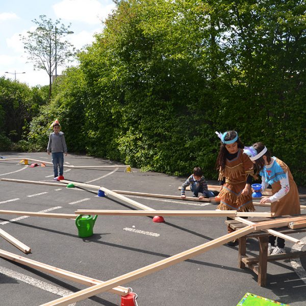 Kinder auf dem Schulhof beim Schulfest