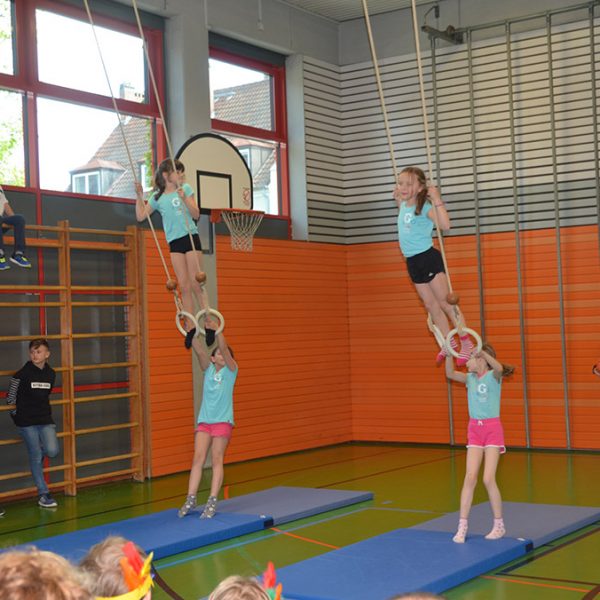 Turnende Mädchen beim Schulfest