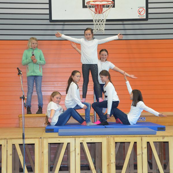 Turnende Mädchen beim Schulfest