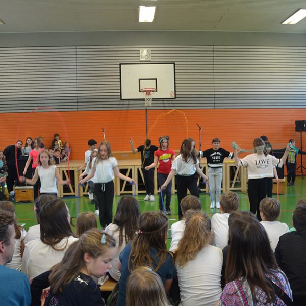 Turnende Mädchen beim Schulfest