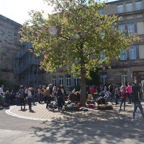 Kinder auf dem Schulhof beim Schulfest