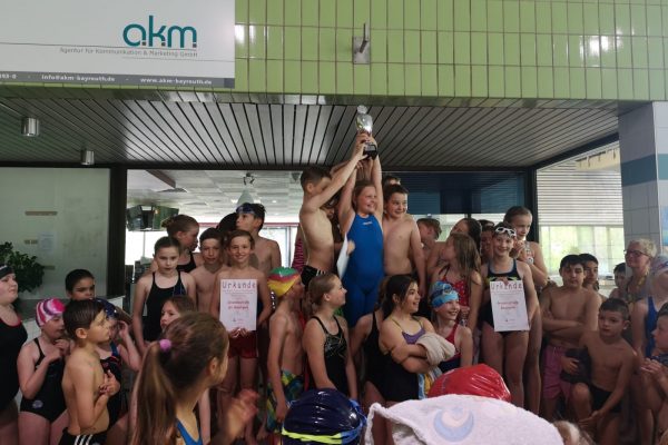 Kinder bei der Siegerehrung - Die Graserschule auf dem 3. Platz