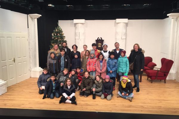 Klassenfoto auf einer Theaterbühne