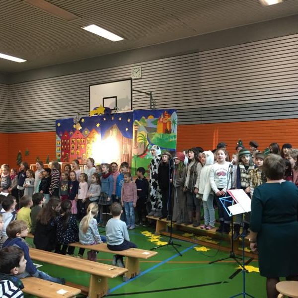 Kinder bei der Weihnachtsfeier in der Sporthalle