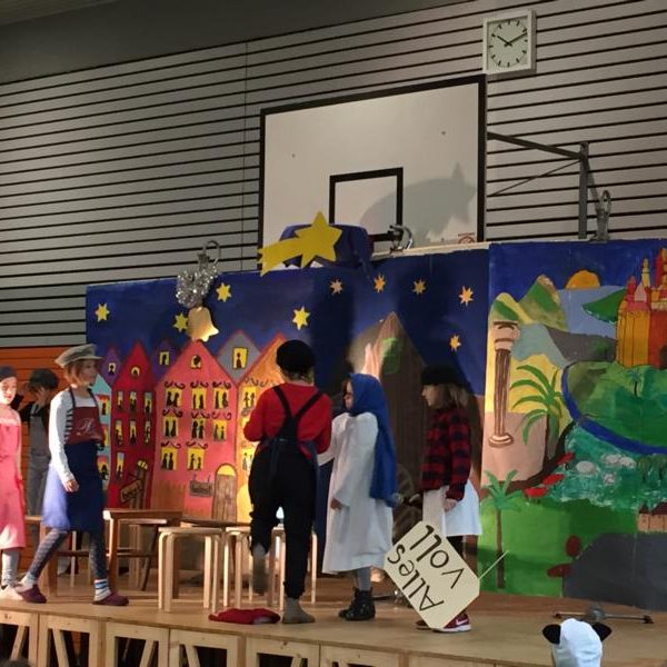 Kinder auf der Bühne der Weihnachtsfeier