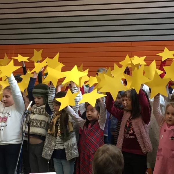 Kinder auf der Bühne der Weihnachtsfeier