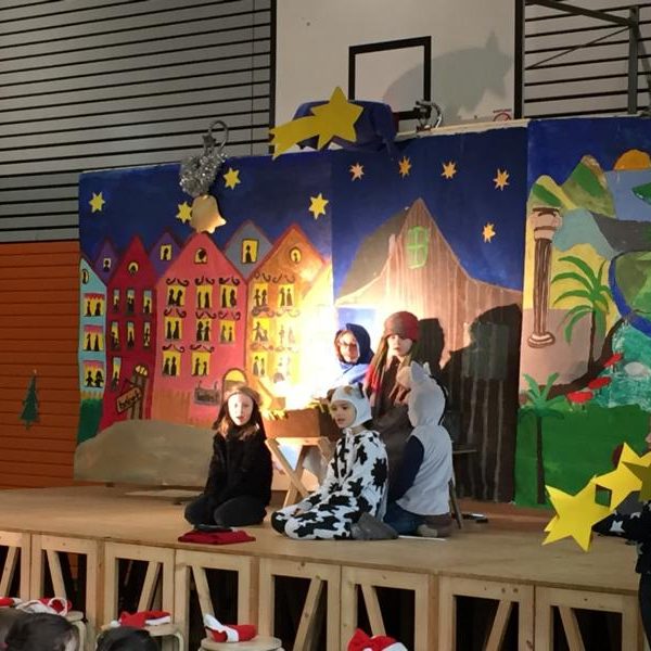 Kinder auf der Bühne der Weihnachtsfeier