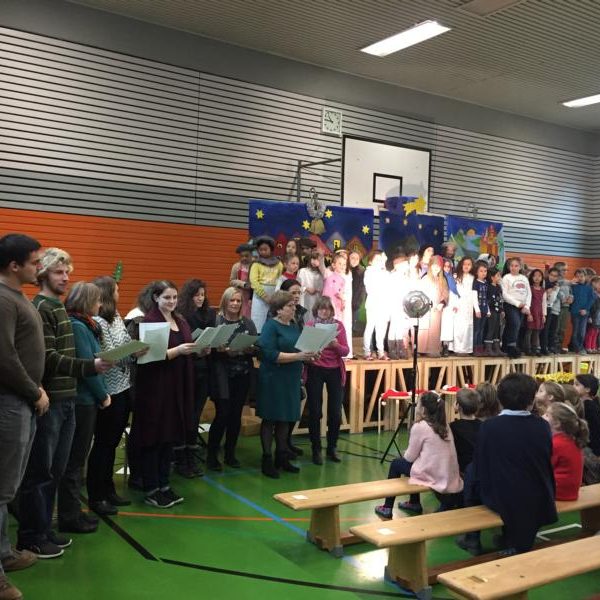 Kinder bei der Weihnachtsfeier in der Sporthalle