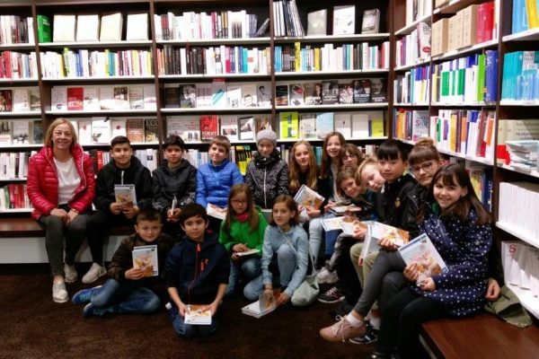 Gruppenfoto von Kindern in der Buchhandlung Rupprecht