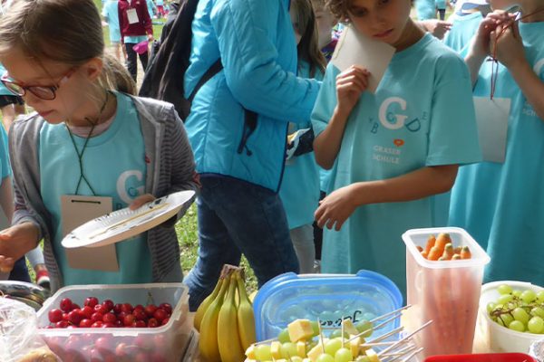 KibuLauf 2019 - Kinder beim kalten Buffet