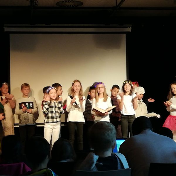 Märchenfest - Gruppe von Schülern beim Singen