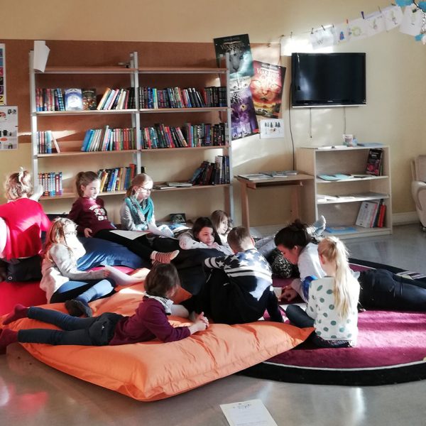 Gruppe von Schülern beim Vorlesetag in der Bibliothek
