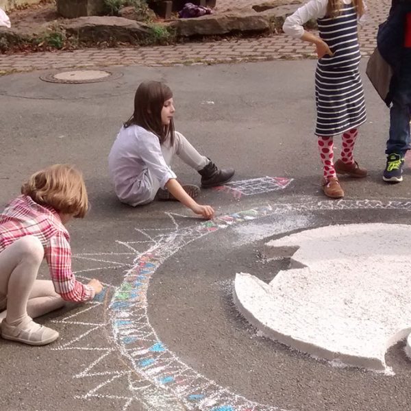 Nahaufnahme des "Engel der Kulturen" mit Kindern