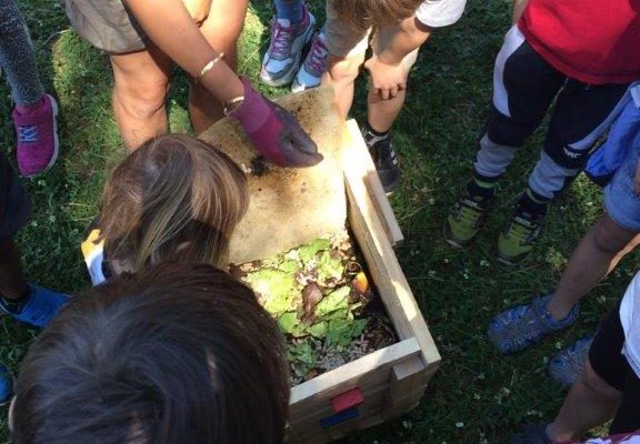 HumUs - Kinder beim einpflanzen von Pflanzen