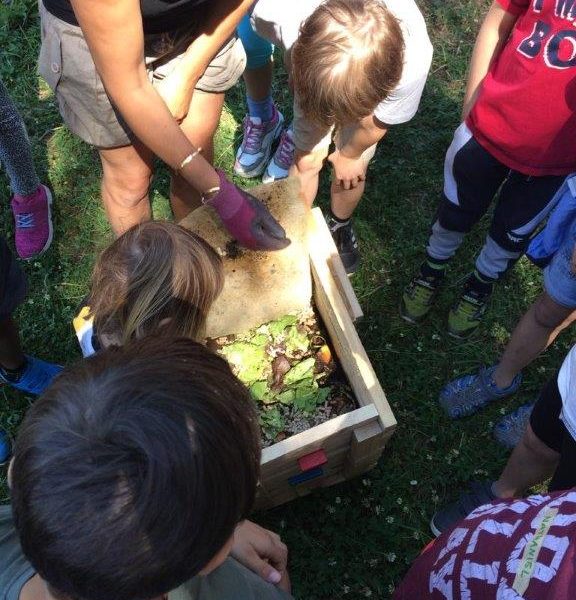 HumUs - Kinder beim einpflanzen von Pflanzen