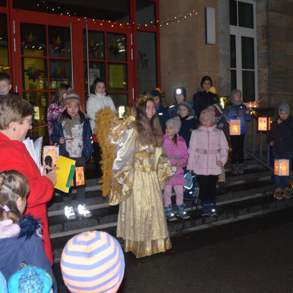 Das Christkind besucht die Weihnachtsfeier der Graserschule