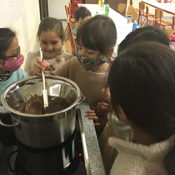 Schüler beim Kochen