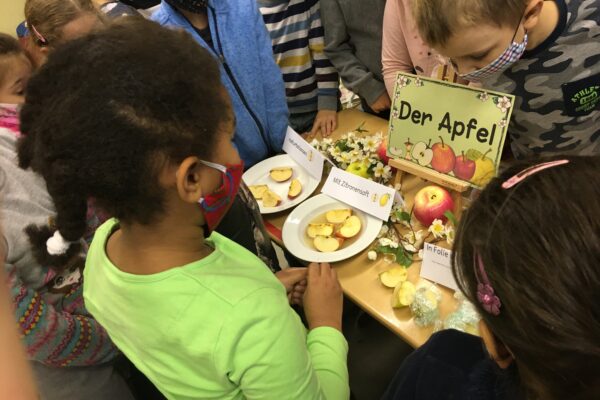 Der Apfel im Mittelpunkt der Schüler