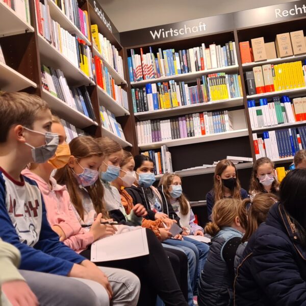 Kinder in Buchhandlung