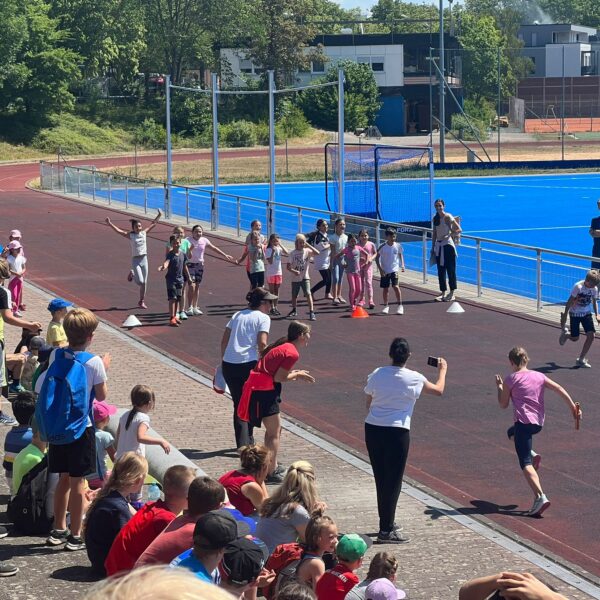 Sportplatz Staffellauf