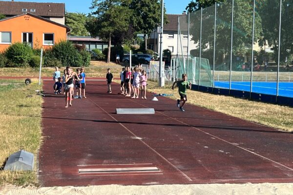 Sportplatz Staffellauf