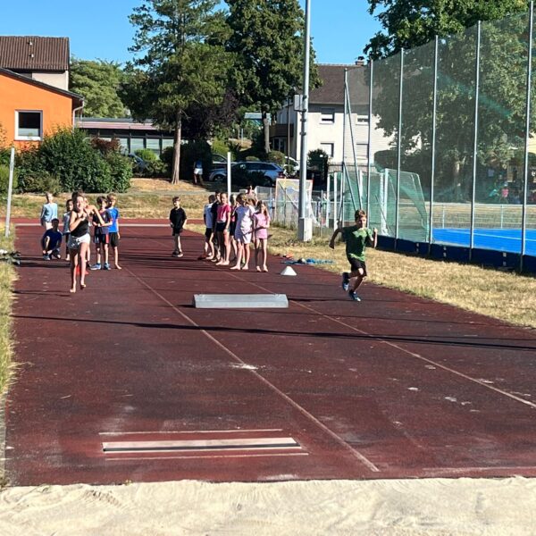 Sportplatz Staffellauf